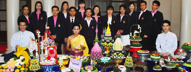 คณะเทคโนโลยีคหกรรมศาสตร์ สาธิตการแกะสลัก ร้อยมาลัยและการทำขนมไทยต้อนรับประธานาธิบดีสาธารณรัฐกินี